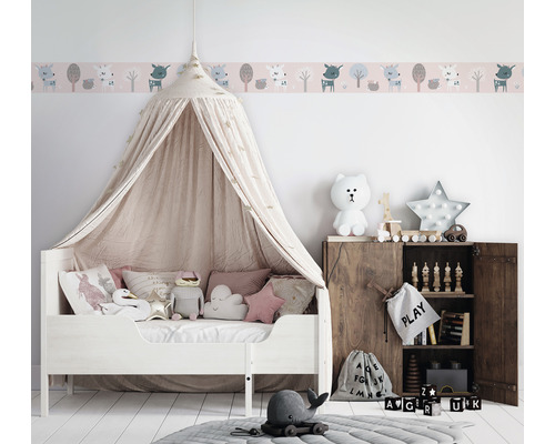 Kinderzimmer mit Himmelbett, Wandbordüre und Holzschrank mit Spielzeug