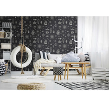 Dekoratives Zimmer mit Reifenschaukel, Couch und Tapete mit maritimen Motiven.