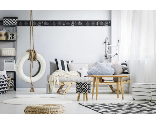 Wohnzimmer mit Reifenschaukel, Sitzgelegenheit und gemusterter Bordüre