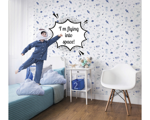 Kinderzimmer mit Weltraumtapete, Bett, Nachttisch und Sessel
