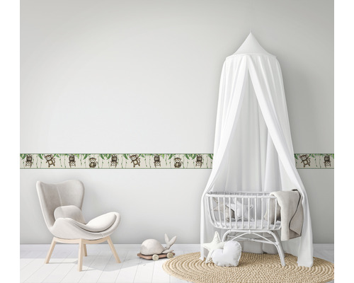 Kinderzimmer mit Bordüre mit Affenmotiv, Kinderbett und Sessel