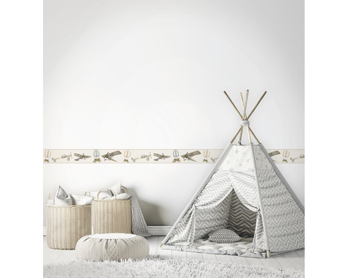 Kinderzimmer mit Flugzeugbordüre, Spielzelt und Körben