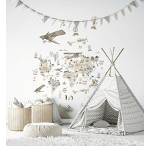 Kinderzimmer mit Weltkarte, Spielzelt, Körben und Dekoration