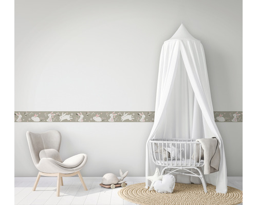 Kinderzimmer mit Bordüre, Babybett und Sessel