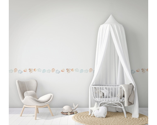 Babyzimmer mit Wandbordüre, Sessel und Babybett