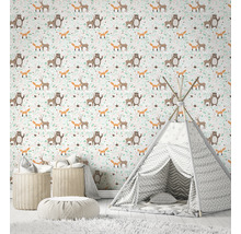 Kinderzimmer mit Tipi, Aufbewahrungskörben und Tapete mit Tiermotiven