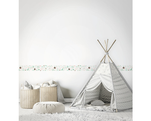 Chambre d''enfant avec bordure d''animaux, tente de jeu et paniers de rangement