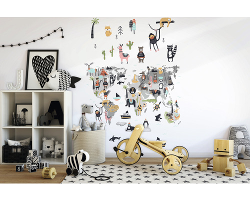 Chambre d''enfant avec carte du monde comme sticker mural, étagère à jouets et jouets en bois