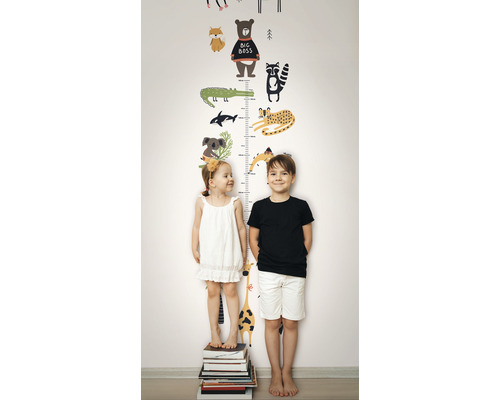 Chambre d''enfant avec une toise autocollante et deux enfants