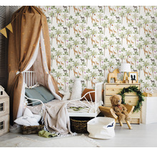 Kinderzimmer mit Himmelbett und Dschungeltapete mit Tiermotiven