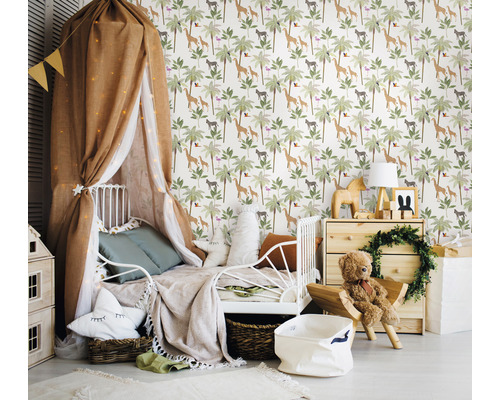 Chambre d''enfant avec lit à baldaquin et papier peint jungle avec motifs d''animaux