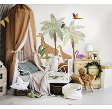 Kinderzimmer mit Bett, Himmel, Kommode und Wandtattoo mit Dschungelmotiven