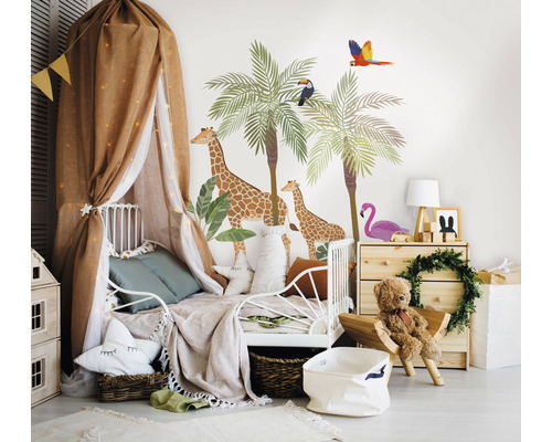 Kinderzimmer mit Bett, Himmel, Kommode und Wandtattoo mit Dschungelmotiven