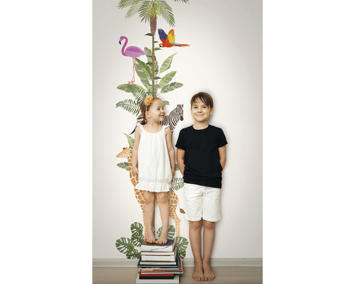 Wandsticker mit Dschungel-Motiv und Größenmessung, mit Kindern davor
