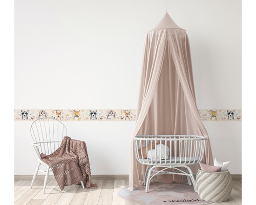 Chambre d''enfant avec bordure, lit de bébé et chaise