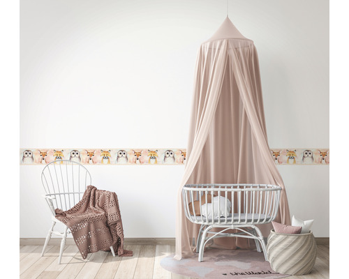 Chambre d''enfant avec bordure à motif d''animaux, chaise, baldaquin au-dessus du berceau et panier tressé