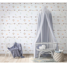 Dekoriertes Kinderzimmer mit Babybett, Stuhl und gemusterter Tapete