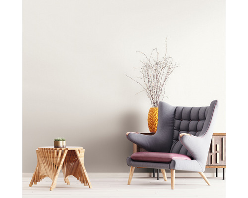 Wohnzimmer mit Sessel, Beistelltisch und Dekoration