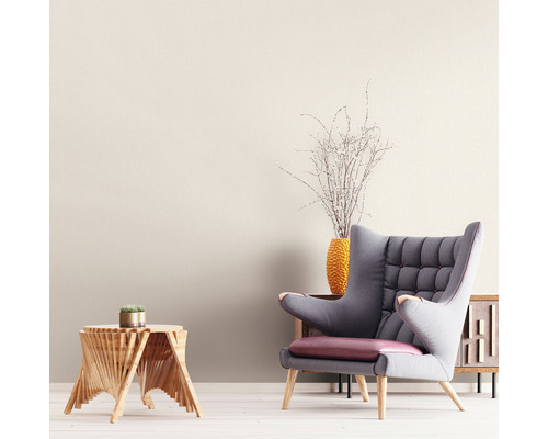 Wohnzimmer mit Sessel, Beistelltisch und Dekoration