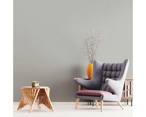 Wohnzimmer mit Sessel, Beistelltisch und Dekoration