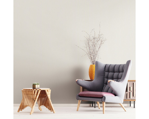 Wohnzimmer mit Sessel, Beistelltisch und Dekoration