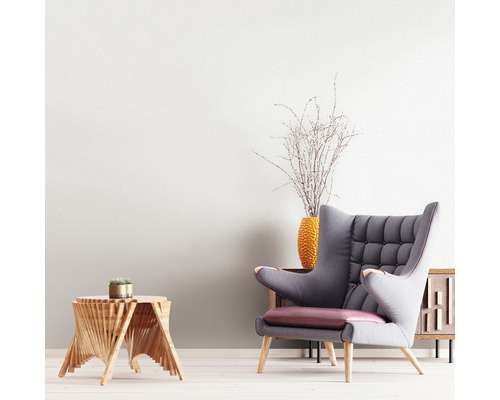 Wohnzimmer mit Ohrensessel, Beistelltisch und Dekoration