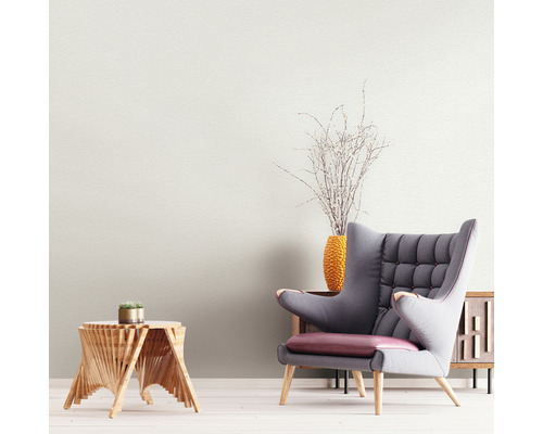 Wohnzimmer mit Sessel und Beistelltisch