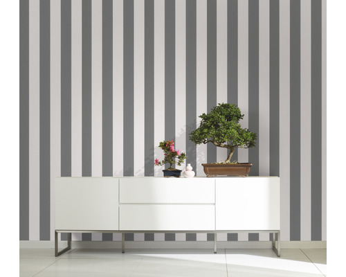 Pièce avec papier peint rayé et buffet blanc