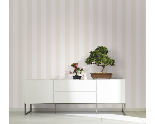 Pièce moderne avec papier peint rayé, buffet blanc et plantes bonsaï