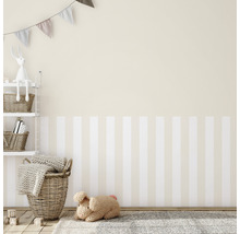 Chambre d''enfant avec étagère, jouets et mur rayé