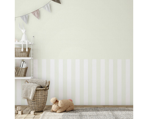 Chambre d''enfant avec papier peint rayé, jouets et décorations.