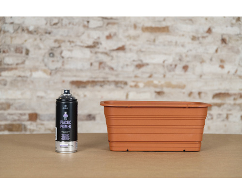 Kunststoff-Grundierungsspray und Pflanzkasten aus Kunststoff