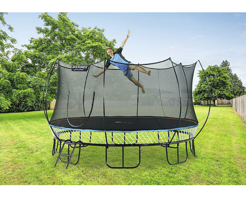 Marimex Trampolin mit Sicherheitsnetz und springender Person im Garten.