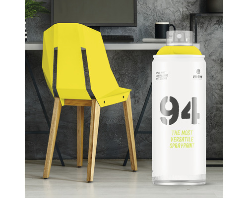 Chaise jaune à côté d''une bombe aérosol.