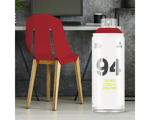 Roter Stuhl lackiert mit Sprühfarbe neben einer Spraydose.