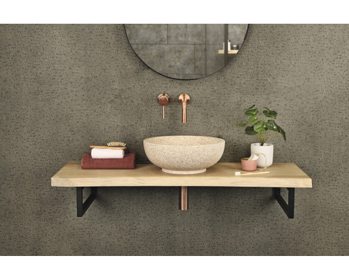 Lavabo de salle de bains avec robinetterie, serviettes et miroir sur une table en bois