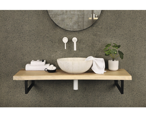 Meuble-lavabo de salle de bain avec miroir, robinetterie, serviettes et décoration sur étagère en bois