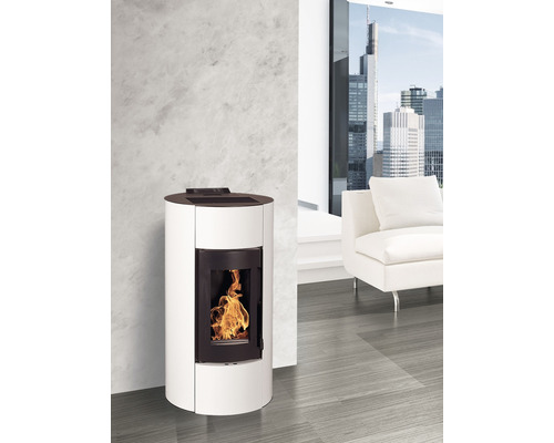 Weißer Pelletofen mit Flamme im Wohnzimmer.