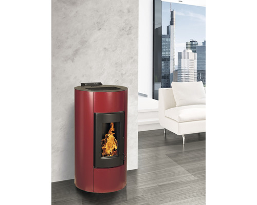 Roter Pelletofen mit Flamme in einem modernen Wohnzimmer