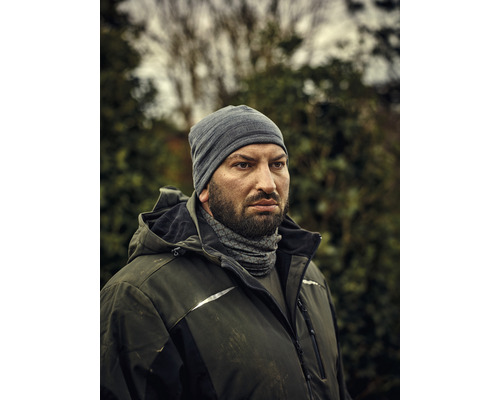 Homme avec bonnet et veste de travail à l''extérieur