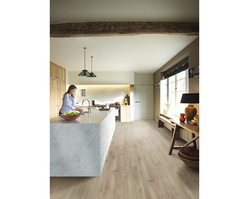 Pièce lumineuse avec cuisine et plafond à poutres en bois, sol stratifié