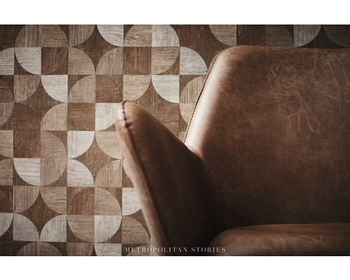 Dekorativer Holzpaneelwandbelag mit braunem Ledersessel