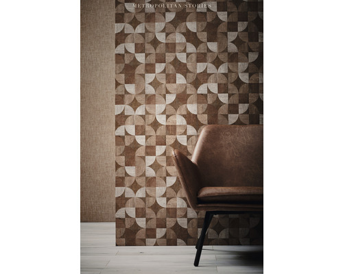 Wohnszene mit grafischer Tapete und Sessel