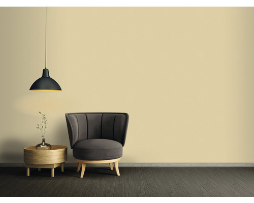 Wohnzimmer mit Sessel, Beistelltisch und Hängelampe für eine gemütliche Atmosphäre