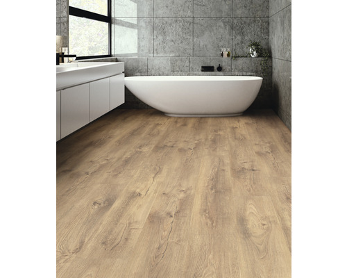 Modernes Badezimmer mit Badewanne, Waschtisch und Holzboden