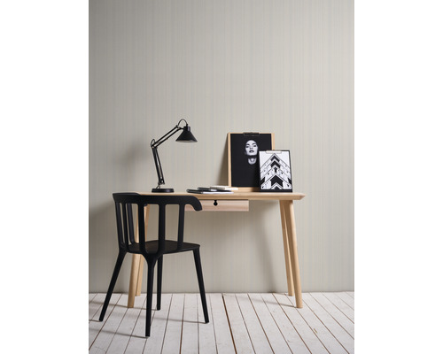 Schreibtisch mit Lampe, Stuhl und Dekoration im Arbeitszimmer