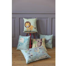 Mehrere dekorative Kissen mit Tiermotiven auf dem Boden und auf einem Hocker