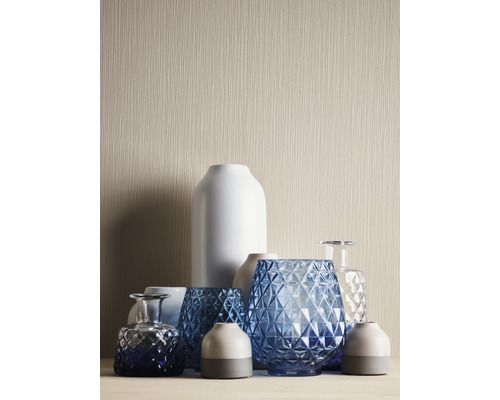 Différents vases en verre et en céramique dans un arrangement.