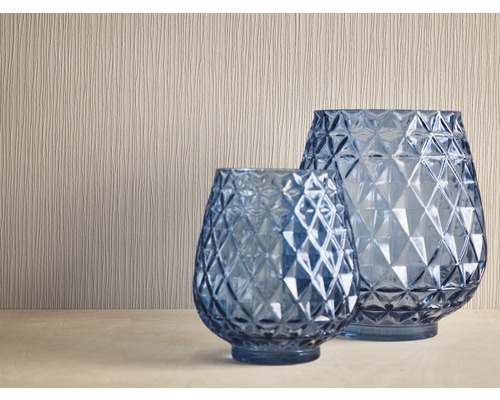 Deux vases en verre bleu avec un motif géométrique sur une surface
