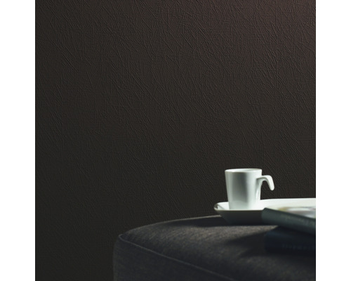 Gros plan d''un papier peint structuré marron avec une boisson et un livre sur une table